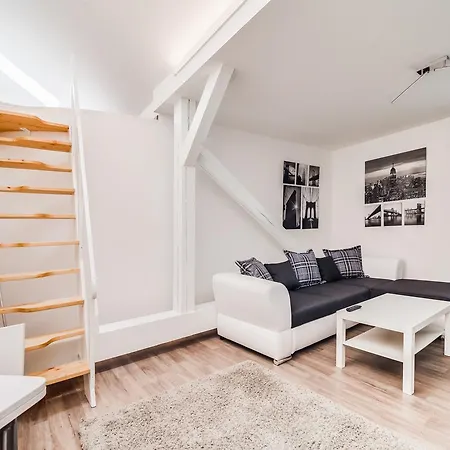 Deluxe Mansard Studio דירה *